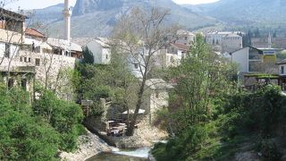 モスタルを２つに分けている川