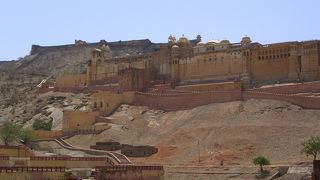 内部は回廊から部屋まで装飾物が多い