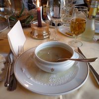 ディナーのスープ。器はすべてホテルのロゴマーク入り。