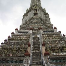 真ん中の塔を見上げる。写真の中ほどまで登れる。