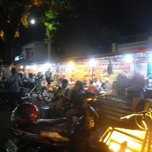 夜になるとテントを張った屋台が出てくる