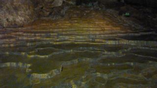 百枚皿 --- 「秋芳洞」の見どころのひとつです。