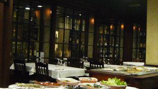 1階はパン・スイーツ、地下はレストラン