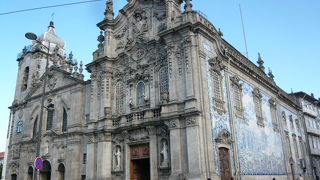 壁面はアズレージョ。内装は派手。