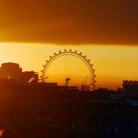 客室からのロンドンらしい朝焼けだけは見事でした！