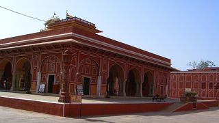 風の吹き抜ける穴がたくさんあいています