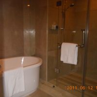 シャワーブースとバスタブです。トイレは別。