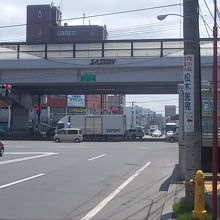 近くを走行する札樽自動車道の高架