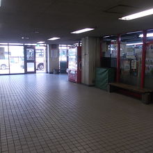 小さなバス待合所もあります