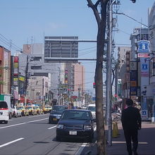 駅付近はそれなりに賑わいがあります