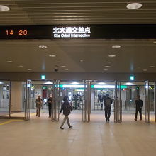 地下歩行空間から改札口方面の様子