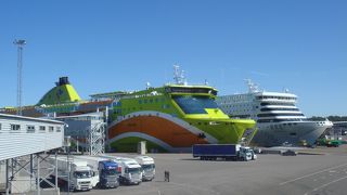 ヘルシンキ駅前のバス停からバスで行けます