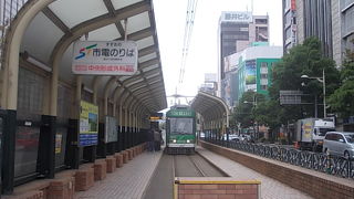 繁華街のど真ん中から住宅地まで、市民の足として走り続けています