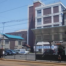 目の前に高校の建物があります