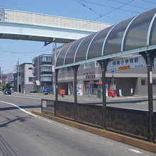 駅と隣接する歩道橋の様子