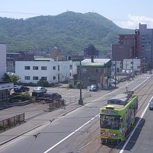 カーブ地点にある歩道橋から望む市電と藻岩山