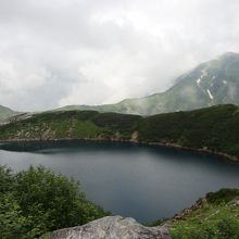 すい込まれそうな深い緑の湖
