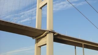 船から見上げる大橋