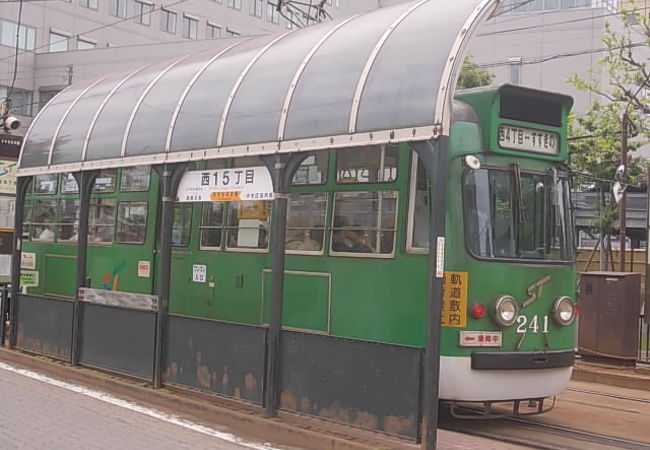 カーブ上にある駅です