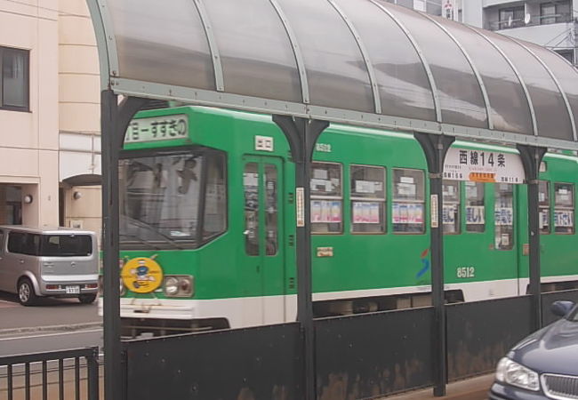 藻岩山のダイナミックな景観が楽しめる駅です