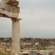 温泉の上にある古代遺跡