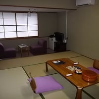 部屋は広々