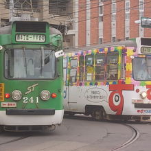 カーブ上ですれ違う市電の風景