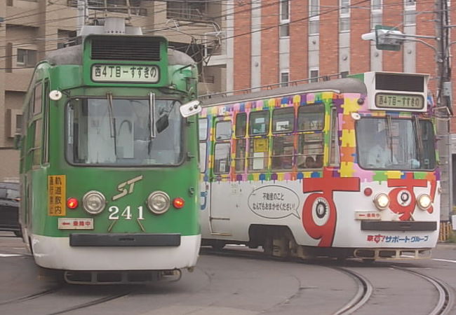 カーブで市電が楽しめる駅の一つです