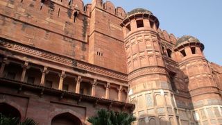 赤砂岩の壮大な城塞