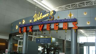 ターミナルビル内には多数のスロットマシーンがあります