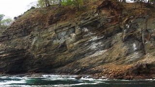 遊覧船から望む地層が美しい