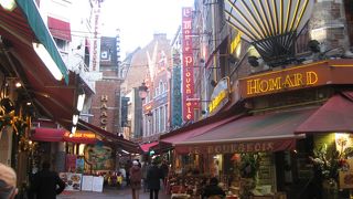 にぎやかなレストラン街