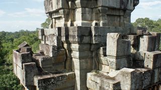 中国の調査団が修復中ですが東側から入れます。