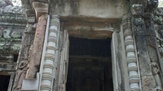 修復跡がパッチワーク風で…。