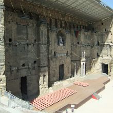 フランスでこれほど状態の良いローマ劇場の遺跡は他にありません