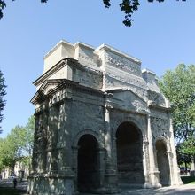 オランジュの凱旋門はゆったり見ることができます。