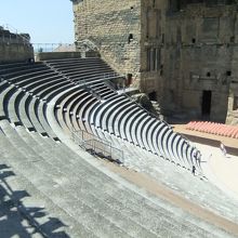 観客席も最上段まで上がることができます。