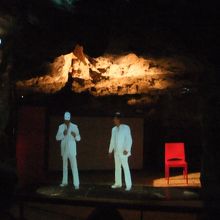 通路の外側の部屋には、３Dの映像による解説もあります。