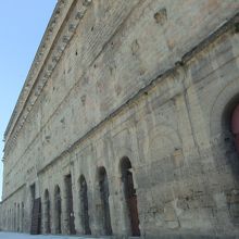 人の大きさと比べると、外壁がいかに大きいかがわかります。