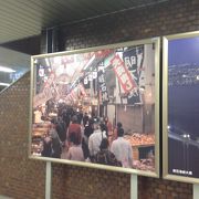 西明石駅は、朝市の風景写真がお出迎えです。