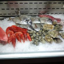 入り口横の鮮魚のショーケース