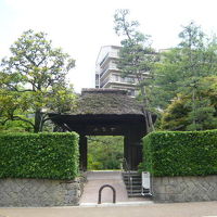 大通り側の庭園への入口