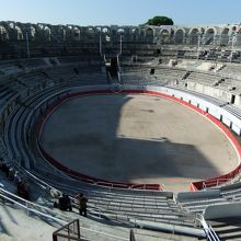 観客席の修復が少々モダンで残念なアルルの円形闘技場