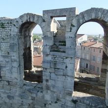 円形闘技場の最上部は、古代ローマ時代を感じることができます。