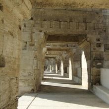 ２層は完全に残されているため、円形闘技場は当時のままの姿です