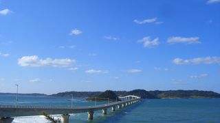 青い海に浮かぶ島