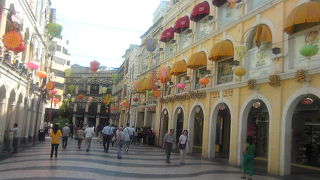 通路敷の模様が不思議な魅力の広場