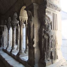 回廊の柱に刻まれた彫刻