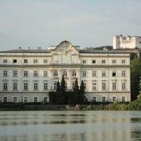 湖の対岸からの建物です。