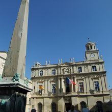 レピュブリック広場から見るオベリスクと市庁舎